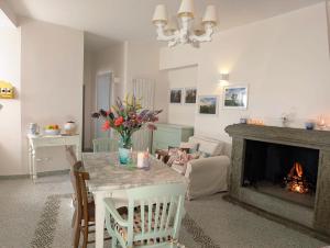 a living room with a table and a fireplace at Casa Mita - accogliente monolocale nel cuore del paese in Marta