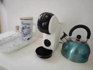 a blender and a tea kettle on a counter at Casa Mita - accogliente monolocale nel cuore del paese in Marta