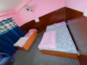 a small room with a bunk bed and a bunk bed at new hotel gaule in Bālāju