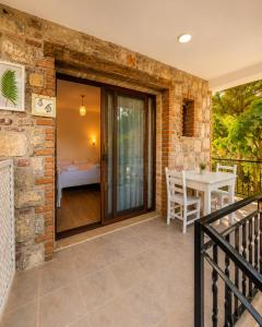 an open patio with a table and a balcony at Doğa Pansiyon in Marmaris