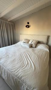 a bed with white sheets and pillows in a bedroom at casa mar in Playa Unión