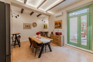 eine Küche mit Tisch und Stühlen in einem Zimmer in der Unterkunft Casa Bonesu in Càbras