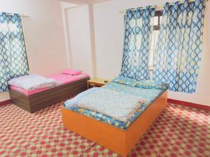 a room with two beds in a room at new hotel gaule in Bālāju