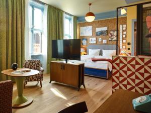 Un televizor și/sau centru de divertisment la 25hours Hotel Indre By