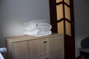 a stack of towels sitting on top of a dresser at Natasa apartment in Băile Tuşnad