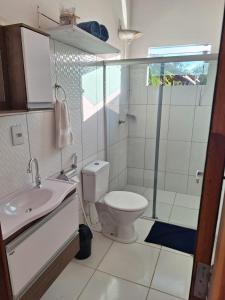 a bathroom with a toilet and a sink at Rainha do gelo in Barra Grande