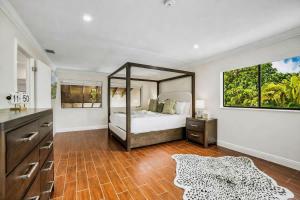 a bedroom with a bed and a large mirror at Pool - BBQ - Fire pit - Pool Table - TV room in Miami