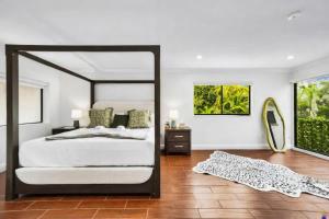a bedroom with a large bed and a mirror at Pool - BBQ - Fire pit - Pool Table - TV room in Miami +28 photos
