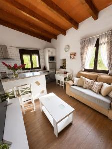 a living room with a couch and a table at La casa de Rodrigo y Manuela in Tarifa