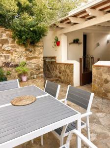 a picnic table and chairs on a patio at La casa de Rodrigo y Manuela in Tarifa