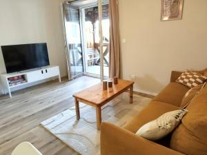 a living room with a couch and a coffee table at AlsAppart, duplex climatisé à 5 min de Colmar in Sainte-Croix-en-Plaine
