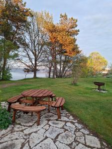 ein Picknicktisch und eine Bank in einem Park in der Unterkunft Mereliivatee in Neeme