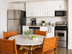 a kitchen with a table with a bowl of apples on it at Bluebird Suites at Georgetown in Washington, D.C.