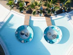 Draufsicht auf zwei Bälle in einem Schwimmbecken in der Unterkunft Lyttos Mare Adults Friendly 12plus in Hersonissos