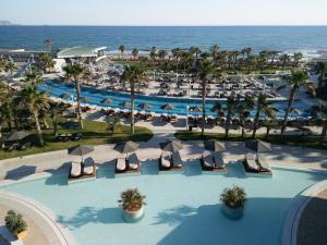 Luftaufnahme eines Resorts mit Pool und Meer in der Unterkunft Lyttos Mare Adults Friendly 12plus in Hersonissos