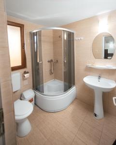 une salle de bains avec douche, toilettes et lavabo dans l'établissement Vila Victory, à 2 Mai
