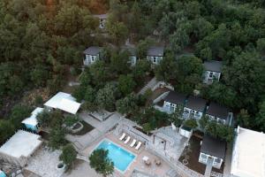 an aerial view of a house with a swimming pool at Tramontana Glamping in Bar