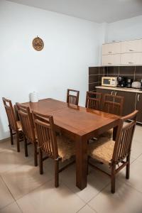 une table et des chaises en bois dans une cuisine dans l'établissement Vila Victory, à 2 Mai