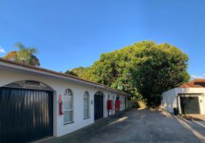 an empty street next to a building with a garage at Ipê Hotel Jardins in Ponta Grossa