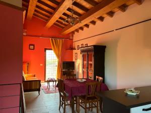 a living room with a table and a dining room at Appartamento Villa Reale in Castel SantʼAngelo