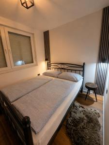 ein großes Bett in einem Schlafzimmer mit Fenster in der Unterkunft Apartman Evelissima Brčko in Brčko