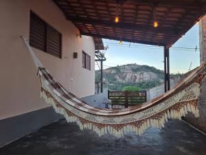 a hammock hanging from the side of a building at Chalé Mandacaru in Monte das Gameleiras