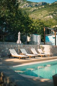 a group of lounge chairs next to a swimming pool at Tramontana Glamping in Bar