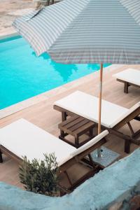 a picnic table with an umbrella next to a pool at Tramontana Glamping in Bar