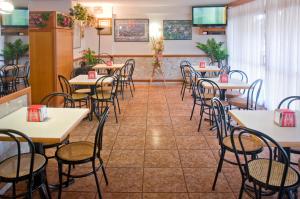 a dining room with tables and chairs at Pensión Venecia in Salou