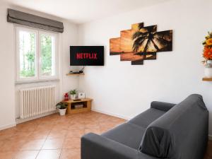 a living room with a couch and a tv at Casa Sophie in Consiglio di Rumo