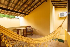 a hammock in the living room of a house at Pousada Villa Bianca in Arraial d'Ajuda