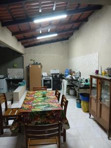 a kitchen with a table and chairs in a room at Pousada Santa face Rua do Cruzeiro 395 endereço in Juazeiro do Norte