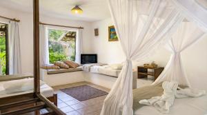 a bedroom with two beds and a window at Pousada Villa Bianca in Arraial d'Ajuda +35 photos