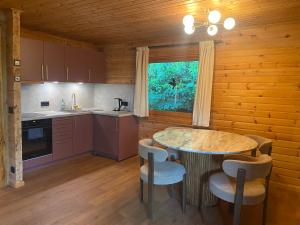 a kitchen with a table and chairs in a cabin at Gemütliche Hütte im Grünen in Dammbach
