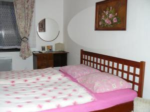 Postel nebo postele na pokoji v ubytování Chalupa Hrabišín