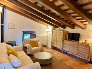 a living room with a couch and a tv at Can Petitu in Amer