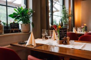 a table in a restaurant with a table set for dinner at Gasthaus SEPP in Dernau