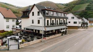 a building with tables and chairs on a street at Gasthaus SEPP in Dernau