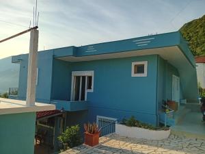 a blue house with a blue at Panorama Palace 2 in Palasë
