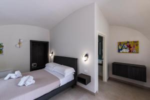 ein Schlafzimmer mit einem Bett, auf dem zwei Handtücher liegen in der Unterkunft Dimora Rosae in Telese + 173 Fotos