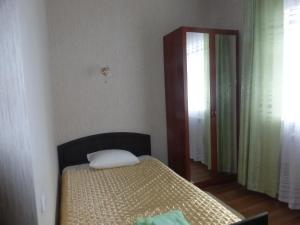 車里雅賓斯克的住宿－Mini-Hotel Nikolskaya，一间卧室配有一张带枕头的床