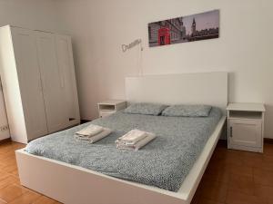 a bedroom with a bed with two towels on it at Nido Urbano Roma in Rome