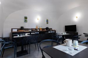 ein Restaurant mit Tischen und Stühlen und einer Bar in der Unterkunft Dimora Rosae in Telese