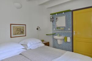 a bedroom with a bed and a sink at Herberg De Ring in Dreischor
