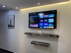 a flat screen tv hanging on a wall at Loft Rome Nacosari in Aguascalientes