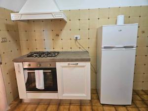 a small kitchen with a stove and a refrigerator at Nido Urbano Roma in Rome