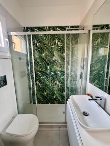 a bathroom with a shower and a toilet and a bath tub at Equi60 in Rome +51 photos