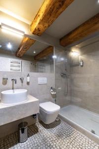 ein Badezimmer mit Waschbecken, Toilette und Badewanne in der Unterkunft Hotel Bulwar Ustka in Ustka + 18 Fotos