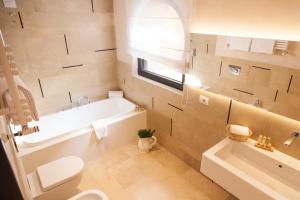 Koupelna v ubytování Alba Palace Hotel + 37 fotografií
