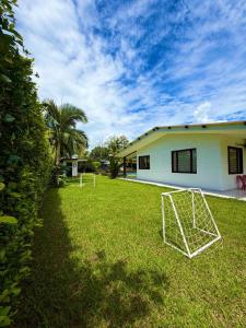 a soccer goal in the yard of a house at Casa Carmentea Villa Privada in Acacías